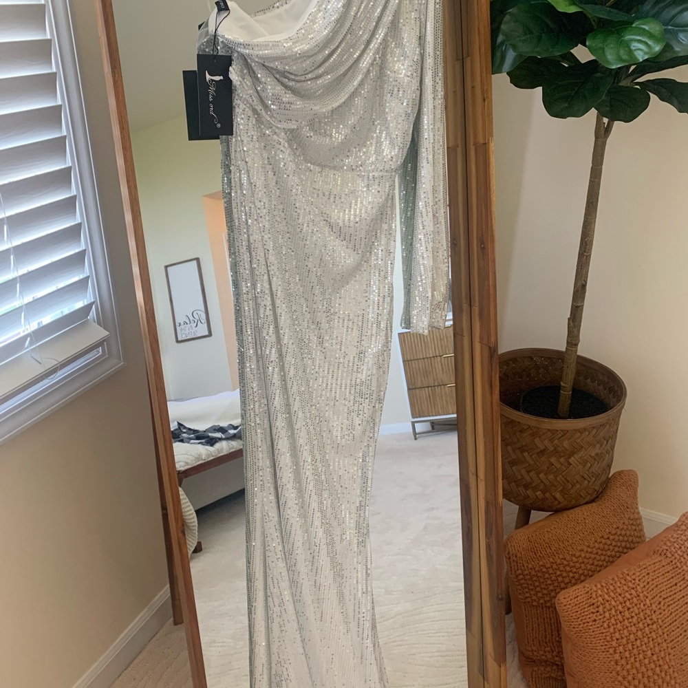 WHITE SEQUENCE GOWN 🤍 - Picture 6 of 7